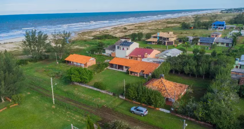 Descubra a beleza e o potencial de investimento desta charmosa casa no bairro rondinha, localizada no acolhedor município de arroio do sal. a apenas 30 metros da beira mar.