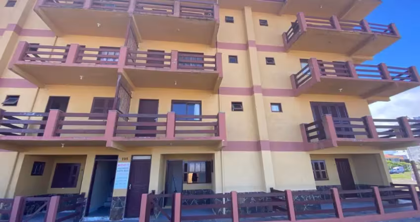 Apartamento a 20 metros do mar localizado na avenida beira mar, no centro de arroio do sal, o apartamento oferece a combinação ideal de conforto e conveniência.
