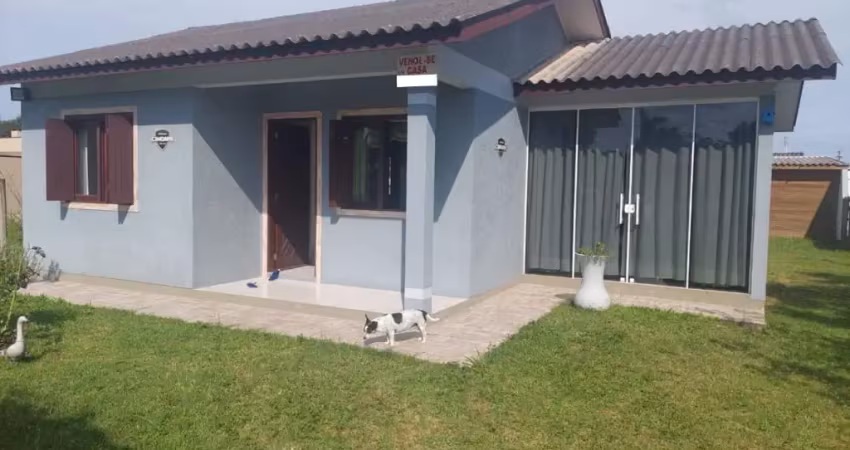Localizada no balneário quatro lagos em arroio do sal/rs, esta casa de 110m² oferece um ambiente acolhedor com dois dormitórios .