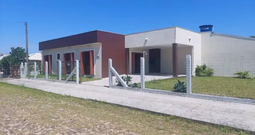Excelente casa de 3 dormitórios, sendo 1 suíte, localizado no bairro âncora, em arroio do sal.