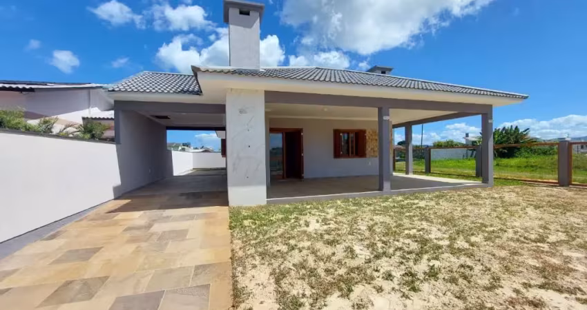 Linda residência localizada no balneário camboim em arroio do sal, com 154m² de área construída, a apenas 300 metros do mar.