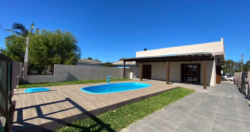 Casa com 2 Dormitórios e Amplo Pátio no centro de Arroio do Sal, ideal para quem busca conforto, praticidade e qualidade de vida no litoral.