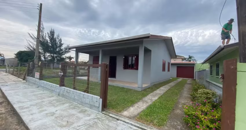 Casa localizado no Balneário Figueirinha em Arroio do Sal/RS. Residência com 130m² a duas quadrasdo mar.