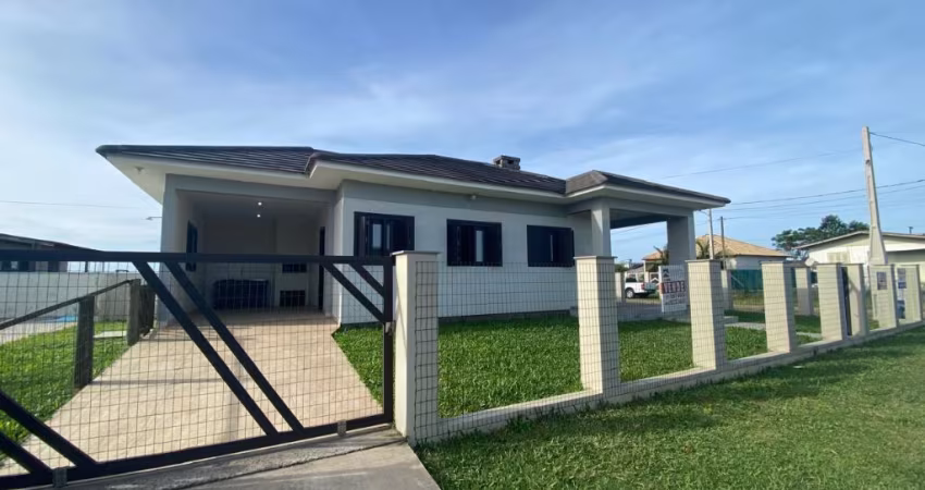 Conforto e Estilo no Bairro Quatro Lagos na cidade de Arroio do Sal. Essa excelente casa está localizada a apenas 1200 metros da praia e a 500 metros do centro.