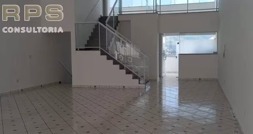 Salão com 277,64 m², copa com gabinete planejado, e 02 banheiros, sendo 01 para PcD;  Mezanino com 49,01 m², com sala de reunião, e 01 banheiro