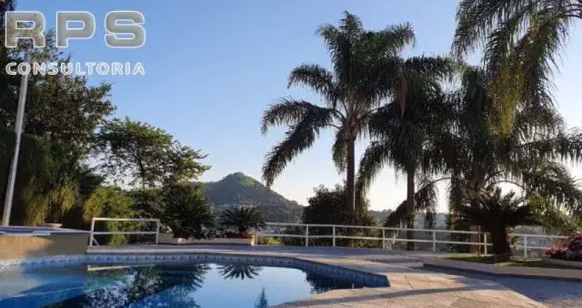 Casa linda à venda no condominio flamboyant, com 818m² de área construída, 6 quarjtos, 8 banheiros, vaga para 8 carros, perto de tudo!