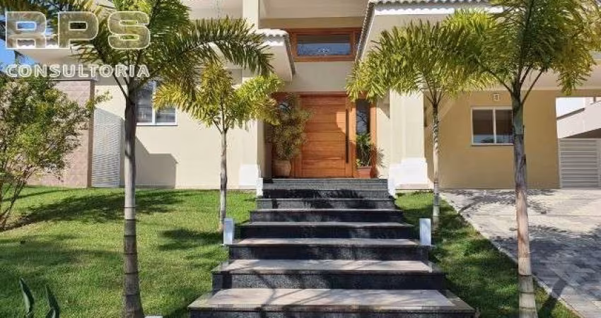 Casa térrea à venda no Condomínio Porto Atibaia, com 3 quartos, escritório, vaga para 8 carros, 5 banheiros, amplo quintal!