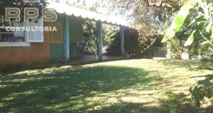 Casa térrea de 150 m², 03 dormitórios sendo 1 suíte, 01 sala para dois ambientes com lareira 04 banheiros 03 vagas de garagem . edícula com 2 saunas