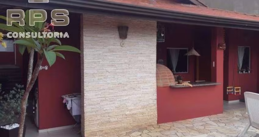 Casa a venda no Jardim Maristela, com 3 suítes, piscina infantil, churrasqueira, isolada, cozinha ampla com armários planejados!