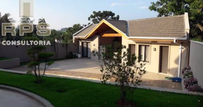 Casa dos sonhos à venda no Condomínio Palavra da Vida, em estilo americano, semi-mobiliada, 402m² construção, 4 quartos, 5 banheiros, 3 vagas