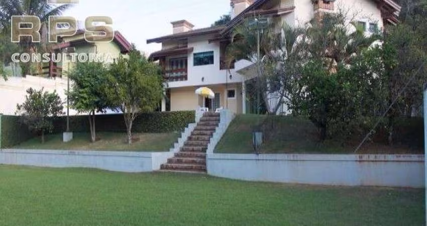 Casa em condomínio alto padrão em Atibaia. Com 5 suítes, 7 banheiros, 5 vagas na garagem, 3 salas amplas, área gourmet, piscina, campo de futebol