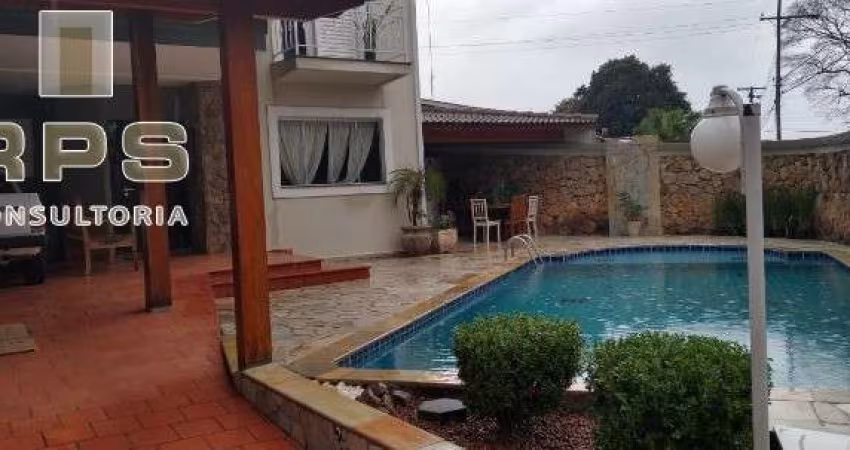 Casa na Vila Petropolis em Atibaia com 3 quartos e 7 vagas de garagem