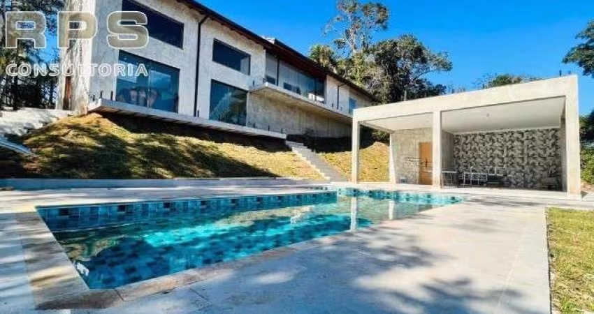 Casa de campo em condomínio de chácaras em Atibaia, com 04 suítes, piscina com hidro, área gourmet e muito verde!