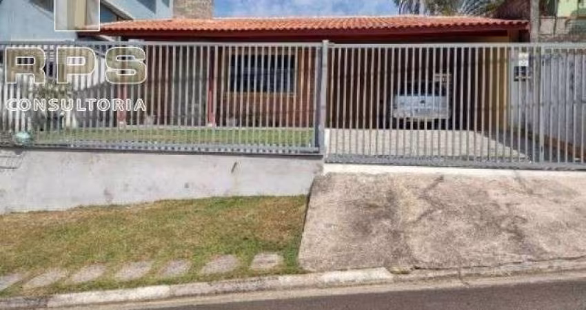 Casa com 3 dormitórios, sendo 1 suíte, casa térrea  Além disso, conta com salas de estar com lareira, sala de jantar, cozinha , piscina