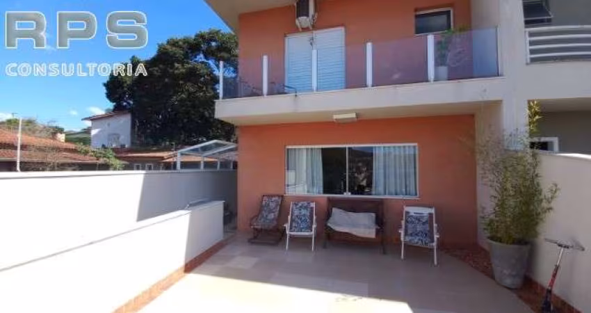 casa com Cozinha com armários planejados Cozinha gourmet  Lavabo Área de serviço Sala + Sala de Jantar Terraço com vista para pedra grande. 03  suítes