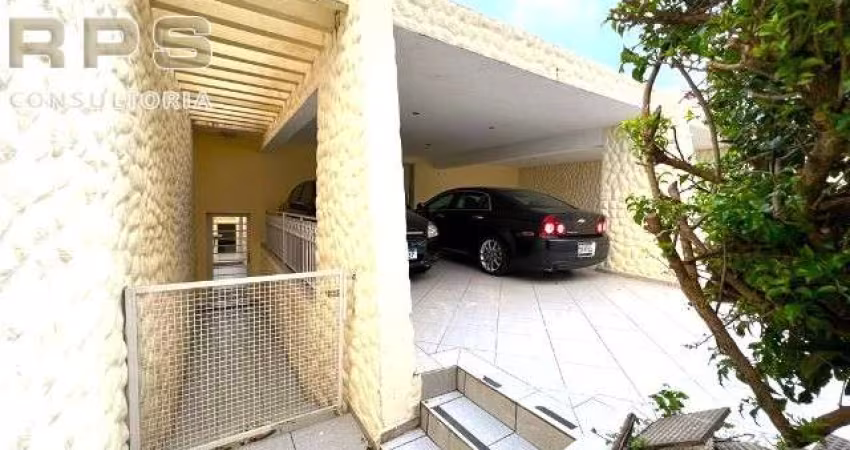 Casa à venda na Vila Thais em Atibaia, 6 quartos, 5 banheiros, 5 vagas de garagem, churrasqueira e salão de festas, 340m² construída e bem localizada