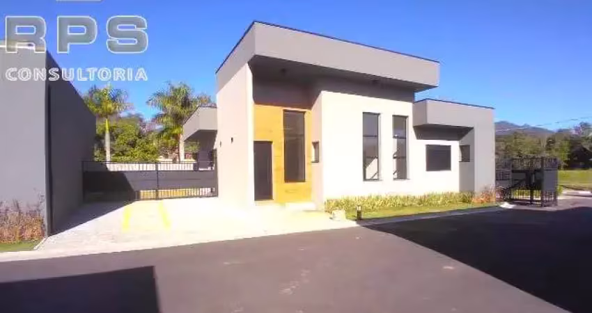 Casa térrea em condomínio fechado na região da juca peçanha,  3 quartos todos suítes uma delas com closet, quintal para lazer, aquecimento solar!