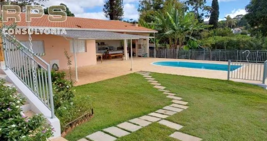 Chácara linda no Jardim Estância Brasil em Atibaia .Casa com 03 quartos , 01 suite .  Sala de estar e jantar + Edicula com 02 quartos , piscina