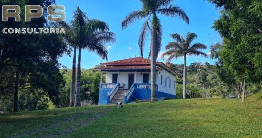 Excelente sítio com 96.800 m² , muita área verde  Casa com 4 dormitórios 03 Banheiros  02 salas estilo colonial  Cozinha com fogão a lenha e Varanda