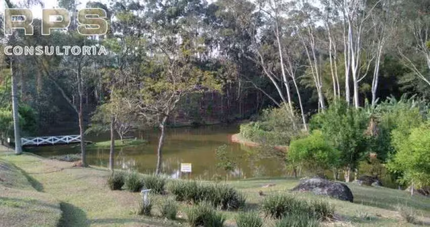 Terreno a venda no clube da montanha, com lago à frente, 1092m² de área total,  estrutura de lazer e muita natureza ao redor!