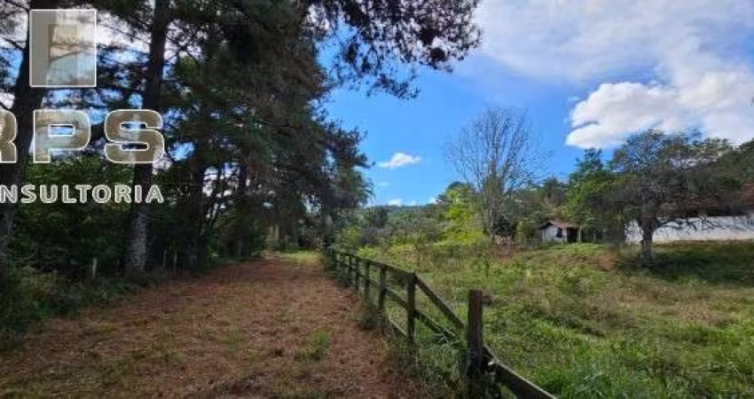 Excelente oportunidade , sítio a venda em Atibaia , Sede com 3 dormitórios 1 banheiro 02 casas de caseiro  Muita área verde ,  curral
