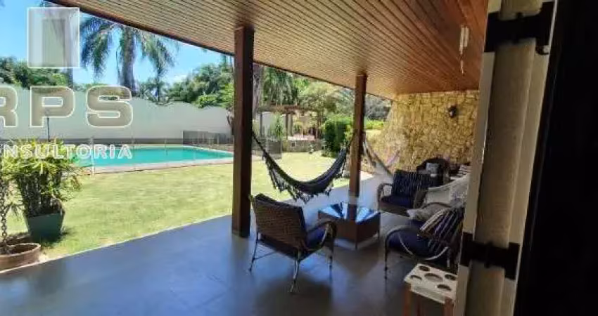 Linda casa térrea à venda ou locação . Com 05 suites ( 01 suite master com closet  + 04 suites que compartilham 02 banheiros (demi-suítes )