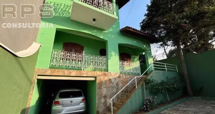 Casa alto padrão no centro de Jarinu, 3 dormitórios sendo uma suíte com banheira e varanda, escritório, sala com bar, área de lazer completa