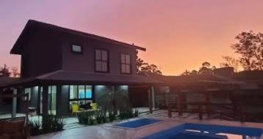 Casa à venda em Condomínio Fechado, no Parque das Garças em Atibaia, 03 dormitórios, 01 suite + edícula , ára gourmet com piscina privativa