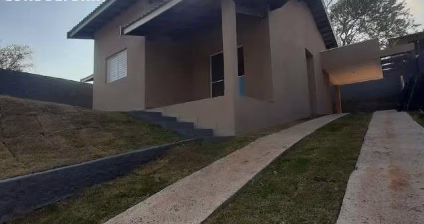 Mini chácara térrea em Jarinu com 2 quartos, sendo uma suíte, terreno amplo e gramado, lavanderia e garagem coberta, sala e cozinha integradas.