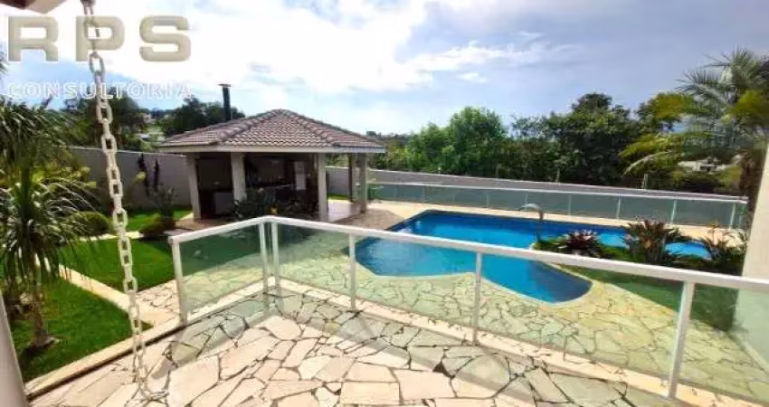 Casa totalmente térrea no Condomínio Quintas de São Francisco em Atibaia, 3 suítes, escritório, repleta de armários planejados, piscina, amplo quintal