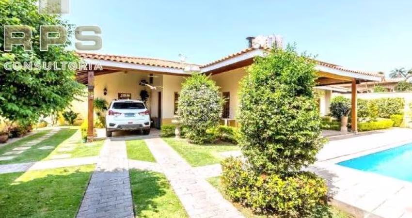 Casa térrea à venda no Jardim Floresta em Atibaia, composta por casa principal e casa de hóspedes/edícula, 3 quartos sendo 2 suítes, quintal e piscina
