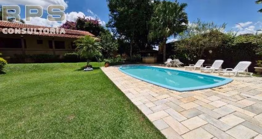 Casa totalmente térrea no Jardim Paulista em Atibaia, 4 suítes, área de lazer, pomar, 1370m2 de terreno, na região da Alameda Lucas