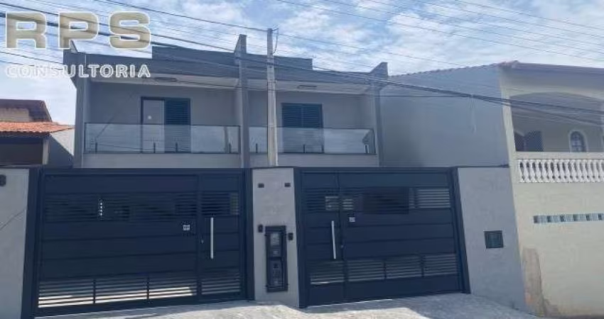 Casa nova com 150 m². Imóvel com 03 suites,Sala de estar e jantar, Cozinha americana, Lavanderia ,Área gourmet com churrasqueira , vista para Serra