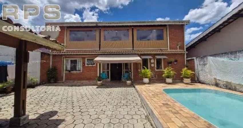 Sobrado com piscina e 2 suítes, sendo uma na parte térrea, pertinho da Geronimo de Camargo.