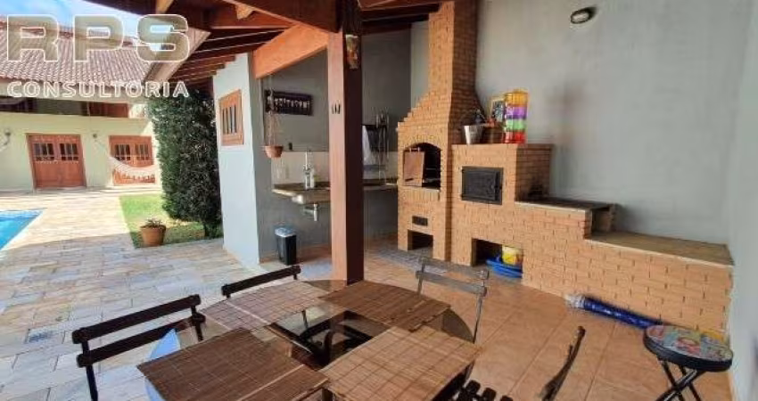 Casa a venda ou locação em Atibaia , 04 suites , 01 com closet, cozinha com despensa, área gourmet com piscina , garagem