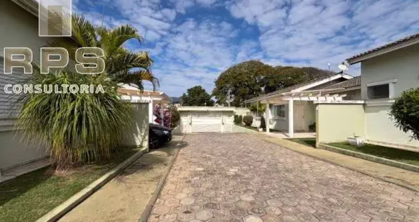 Excelente casa térrea em  condomínio no jardim morumbi em atibaia, rua tranquila, 3 dormitórios, 2 vagas, quintal amplo, móveis planejados e piscina