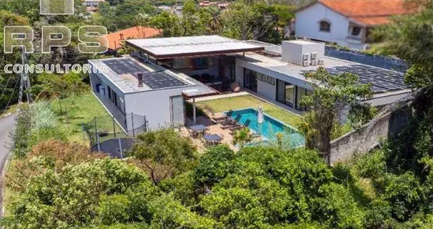 Casa cinematográfica no  condomínio flamboyant em atibaia,  térrea, alto padrão com 4 suítes, área de lazer e vista deslumbrante para a pedra grande!