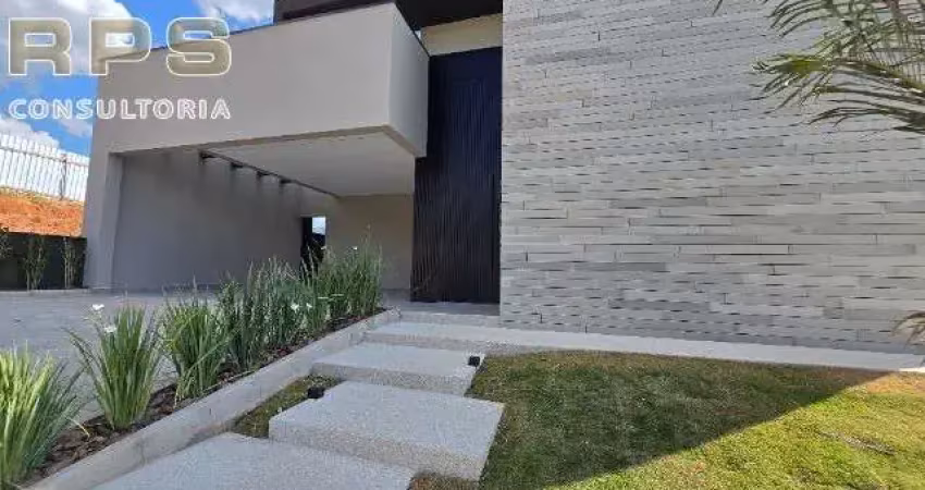 Casa térrea totalmente isolada, 3 dormitórios sendo 1 suíte, sala 2 ambientes ,cozinha e espaço gourmet, despensa, lavabo, escritório, piscina .