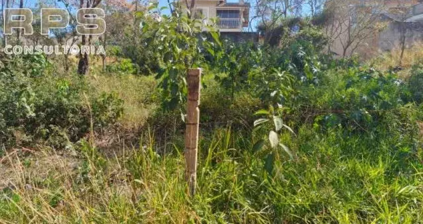 Terreno no jardim maristela em atibaia, topografia em leve aclive, vista deslumbrande para a pedra grande, rua sem saída e muito privativa