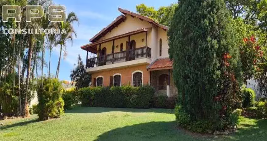 Casa à venda no condominio flamboyant, dentro de atibaia, com excelente área verde e de lazer. são 6 quartos, 5 suítes, churrasqueira e piscina