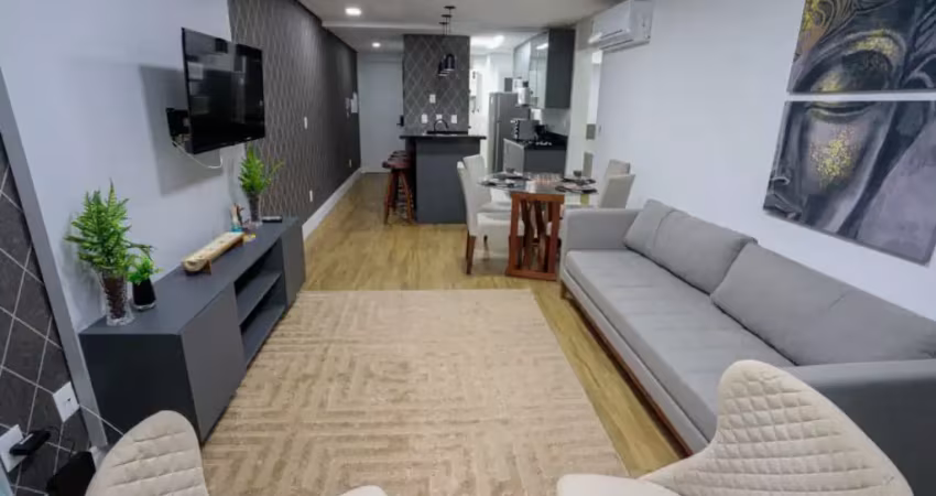 Excelente apartamento mobiliado e decorado, 72m², 2 dormitórios 1 suíte, analto, gramado.