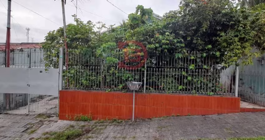 Casa térrea com mais 2 casas nos fundos e 3 vagas de garagem - Jardim Casa Pintada
