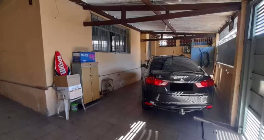 Casa térrea com sobrado nos fundos e 2 vagas de garagem - Vila Ré