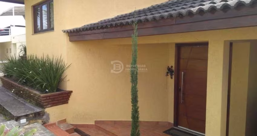 Sobrado à venda, Arujá: 03 dormitórios, suíte, closet e 04 garagens