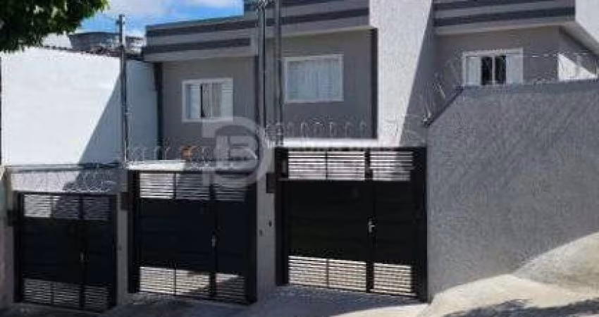 Casa à venda no Parque Guaianazes, São Paulo! Charmoso sobrado com 2 dormitórios e 3 garagens.