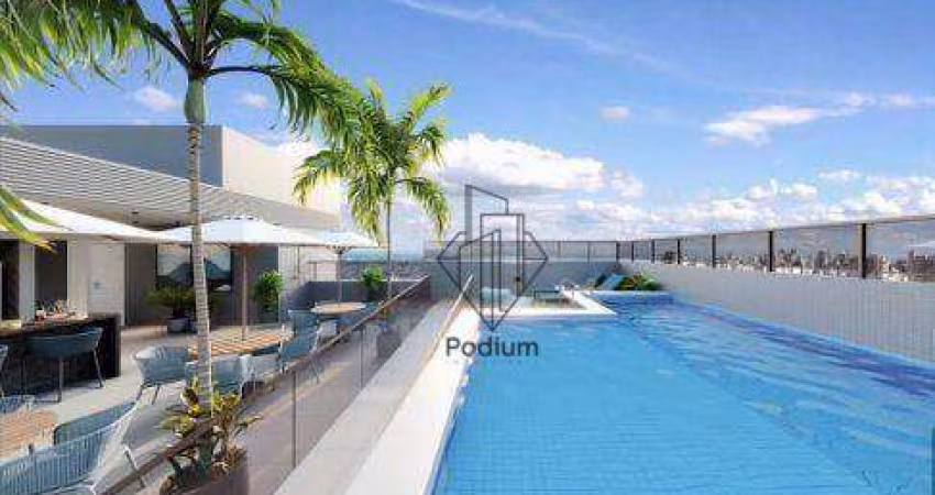 Apartamento térreo com área privativa em L a 305m da praia de Ponta de Campina.-AP1497.