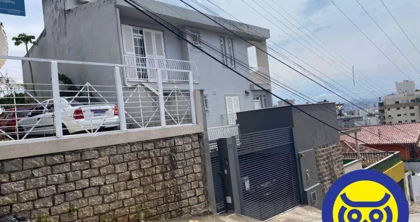 Casa com 4 quartos (1 suíte), para venda com piscina e vista para beira mar.