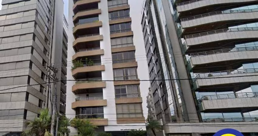 Apartamento na Beira Mar Norte com 4 quartos, sendo 2 suítes, frente para o mar