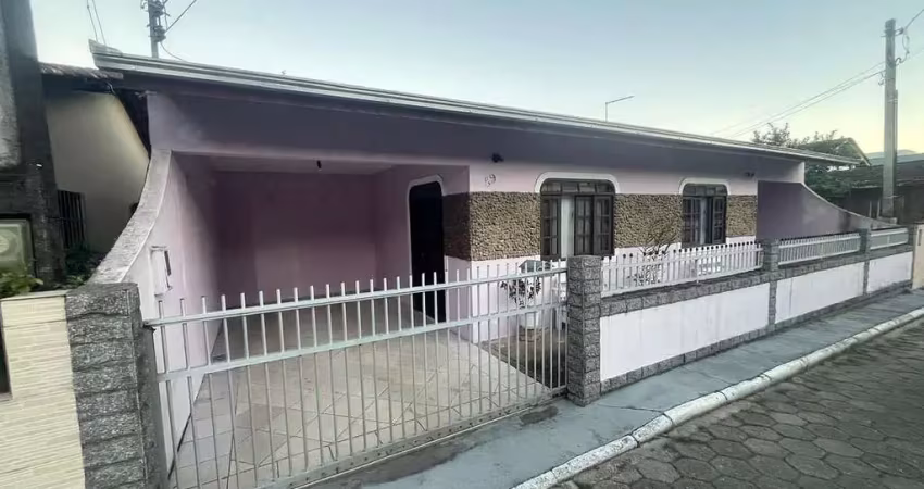 Casa a venda na região central de sào francisco do sul,sc.