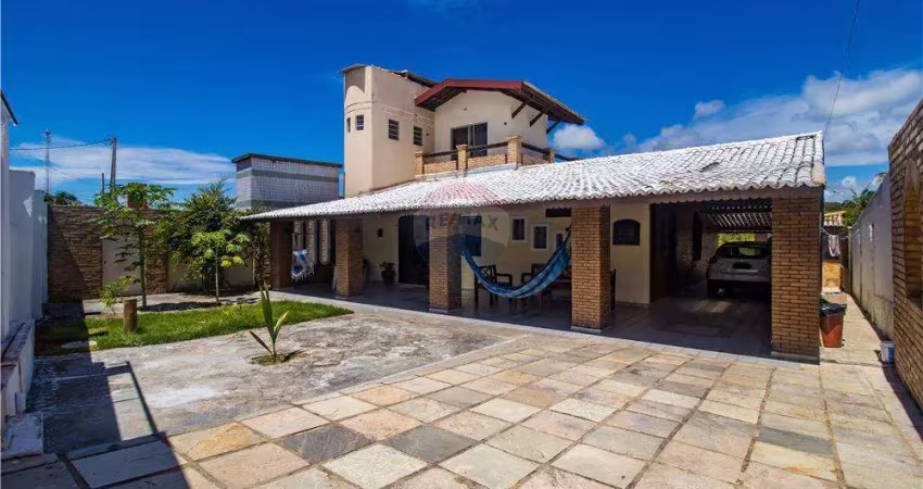 Linda casa na praia de barra de tabatinga próximoa lagoa de aritúba com 4 quartos,1 dependência e área de lazer completa com piscina.